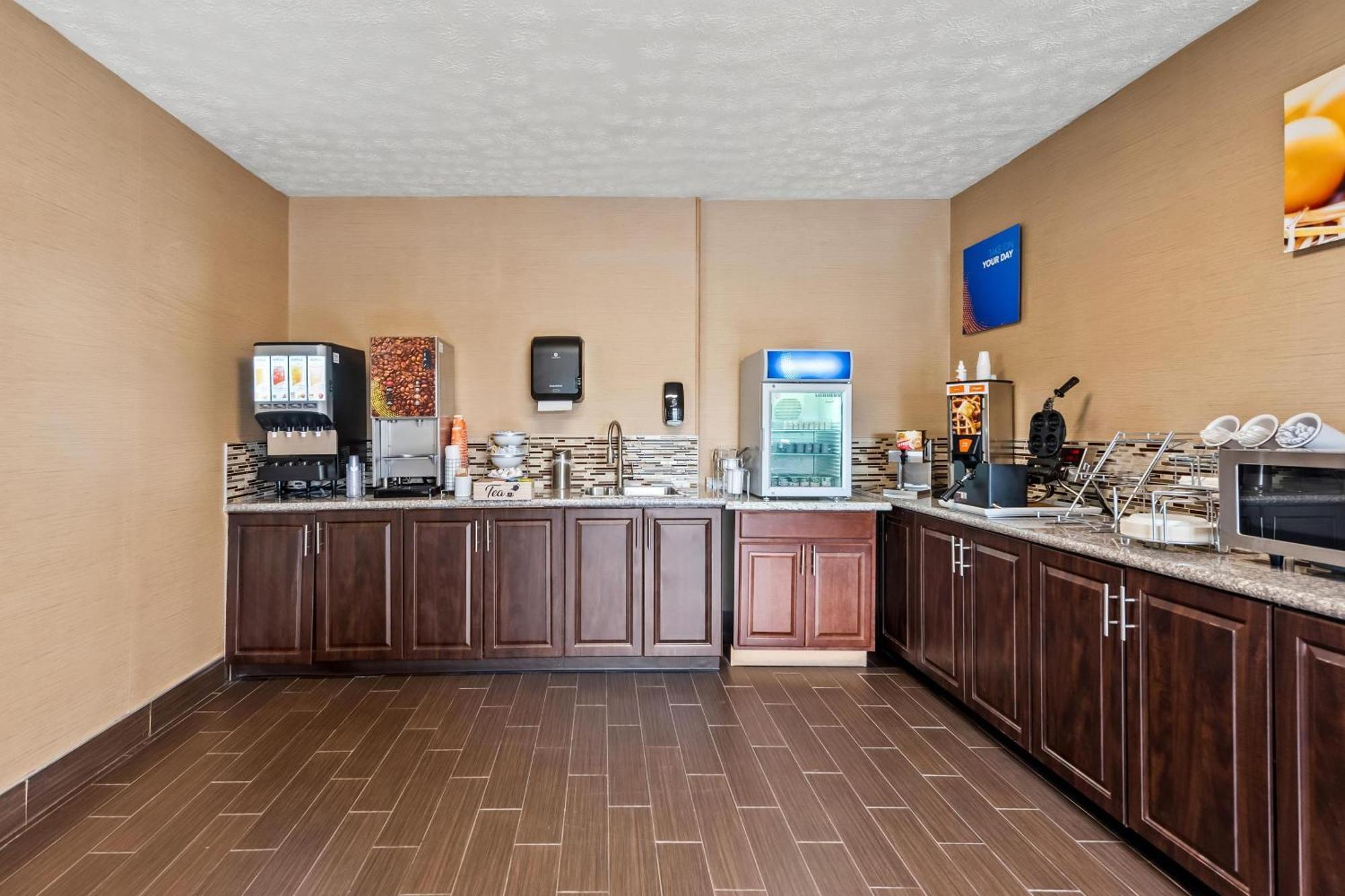 Comfort Inn & Suites Fairborn Near Wright Patterson Afb Экстерьер фото